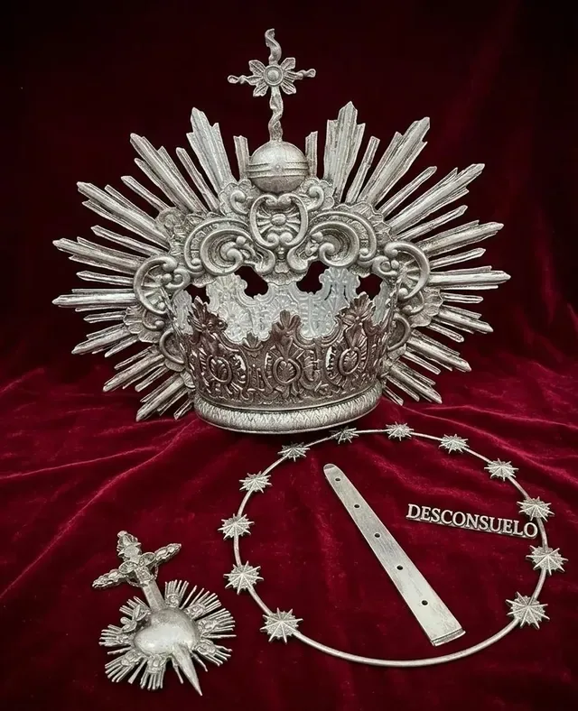Ajuar plateado de Dolorosa: diadema, aureola de estrellas, letras y corazón con puñal