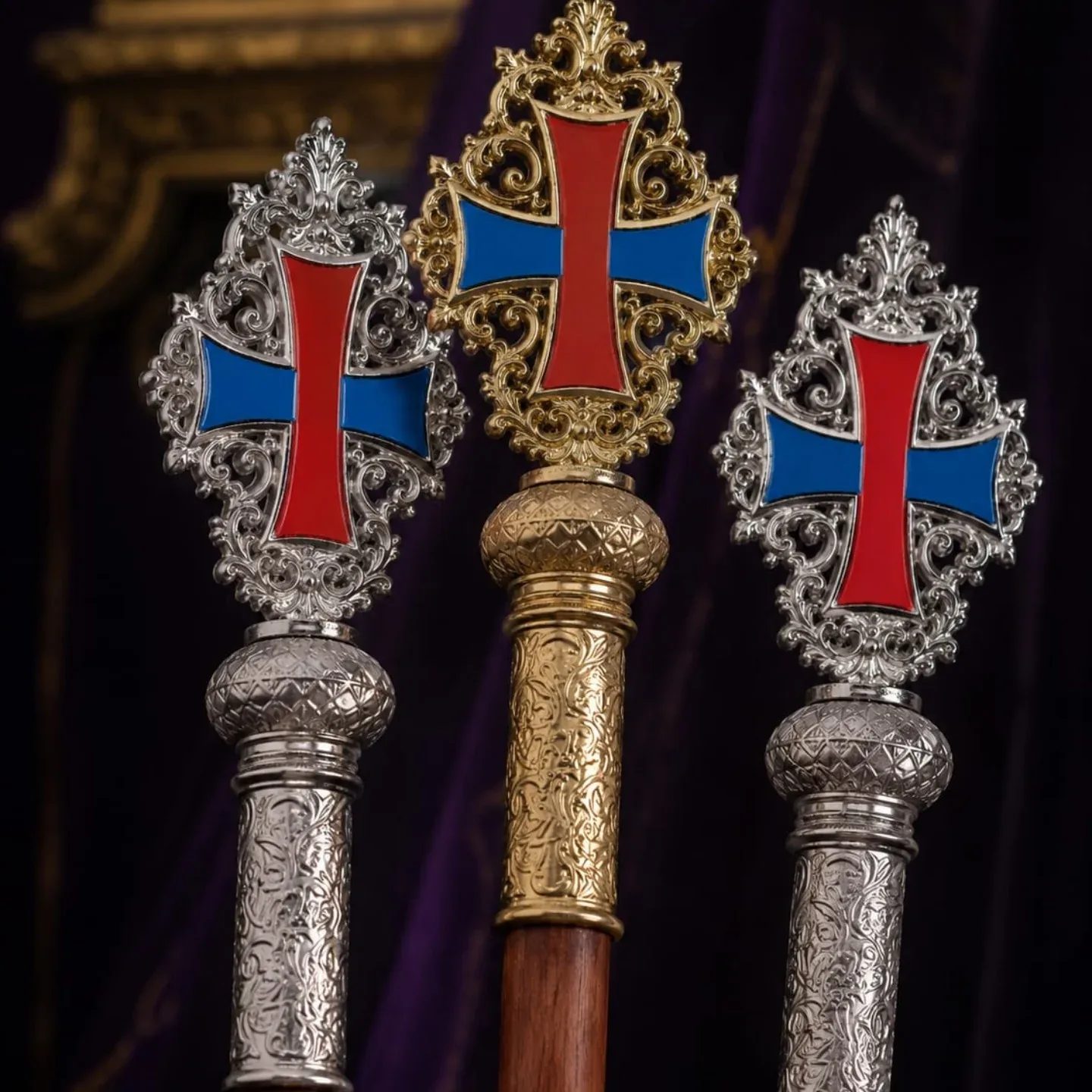 Báculos con cruz trinitaria en acabado oro y plata