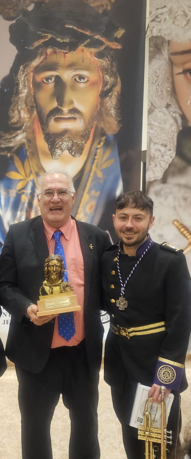 Sergio Rodríguez, de Impresión 3D Pro, entrega el trofeo al pregonero de la Semana Santa de Arroyo del Ojanco