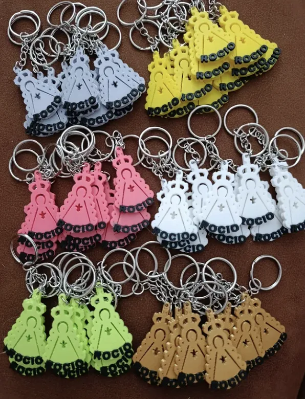 Llaveros de la Virgen del Rocío en varios colores