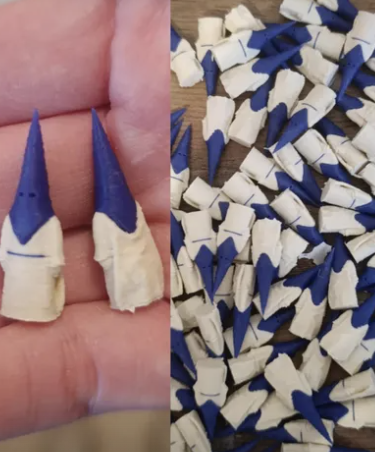 Mini nazarenos en azul y crema con los colores de la hermandad